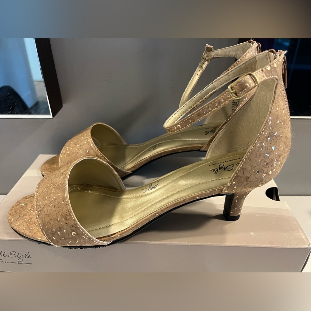 🆕 [12] NEW Hush puppies Madalyn tan and gold Metallic woman’s shoes